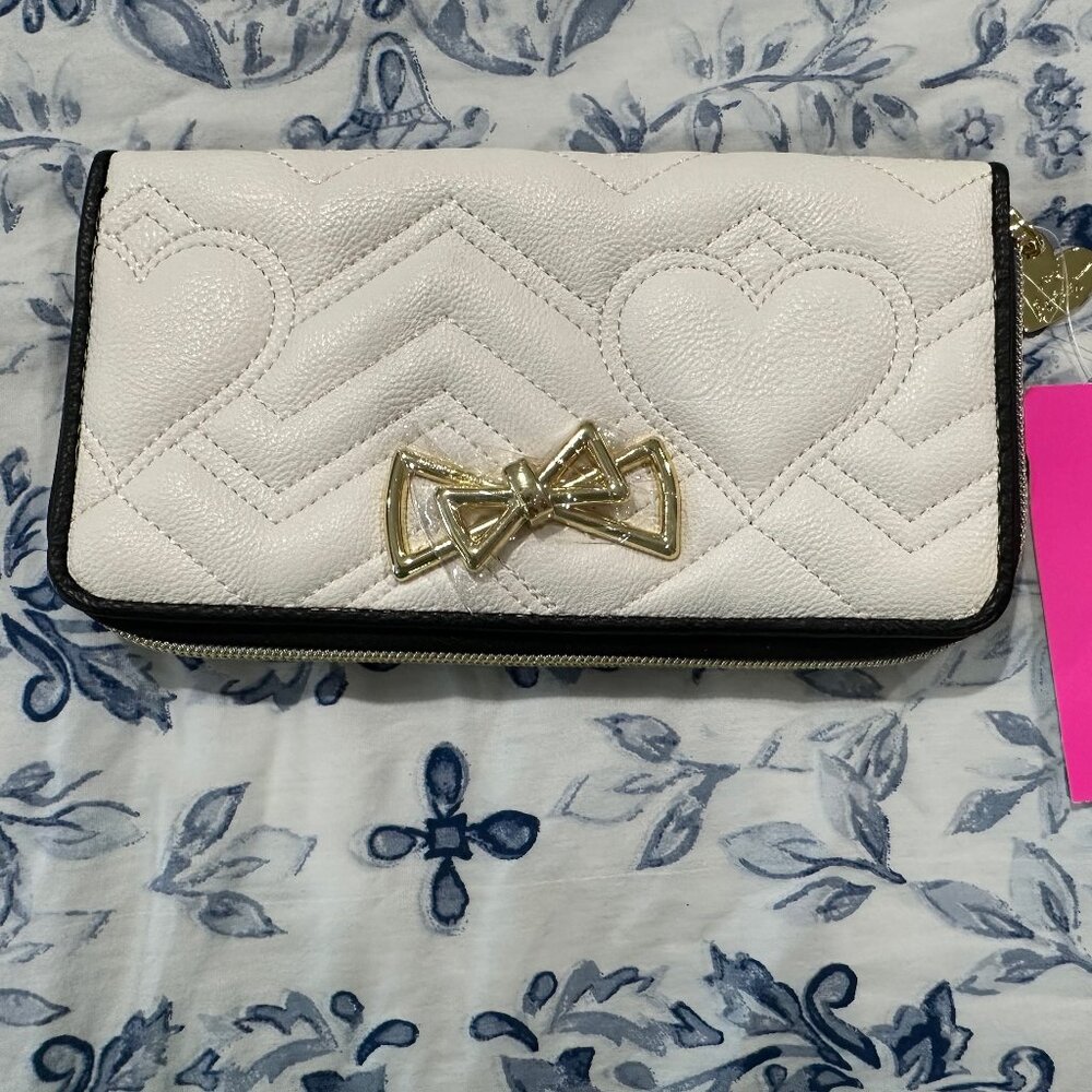 BETSEY JOHNSON CREAM+BLACK STITCHED HEART NYLON,GOLD BOW,ZIP AROUND WALLET